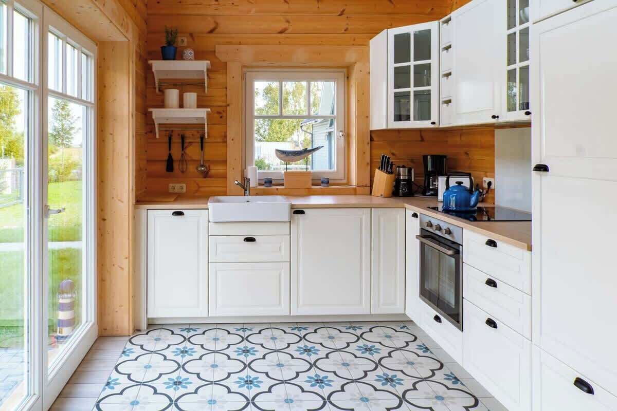 Kühlschrank, Ofen, Geschirrspüler, Wasserkocher mit Kaffee-/Teezubehör