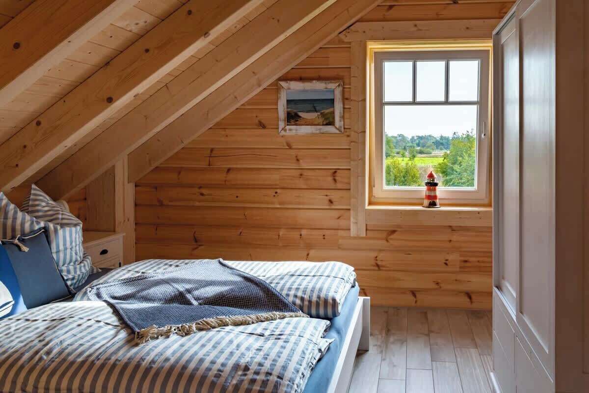 2 bedrooms, desk, WiFi