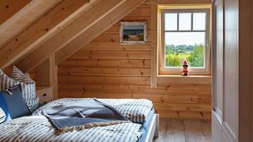 2 bedrooms, desk, WiFi