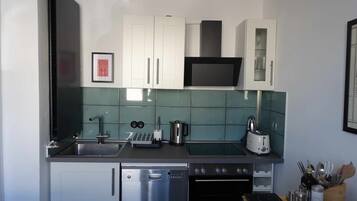 Fridge, oven, stovetop, dishwasher