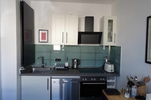 Fridge, oven, stovetop, dishwasher