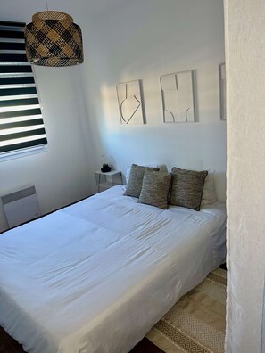 1 slaapkamer, een strijkplank/strijkijzer, wifi, beddengoed