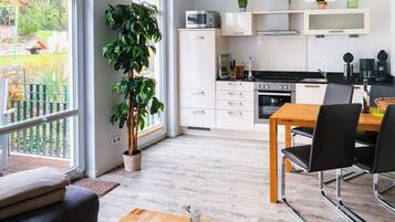 Frigorífico, microondas, horno y placa de cocina