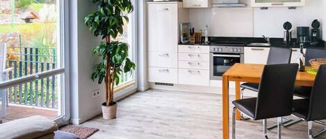 冷蔵庫、電子レンジ、オーブン、コンロ