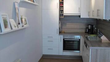 Réfrigérateur, four, plaque de cuisson, cafetière/bouilloire