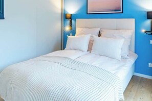 2 bedrooms, iron/ironing board, WiFi