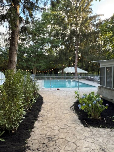 Hampton Style Summer Getaway - Spacious 4-bedroom house with private pool