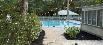 Hampton Style Summer Getaway - Spacious 4-bedroom house with private pool
