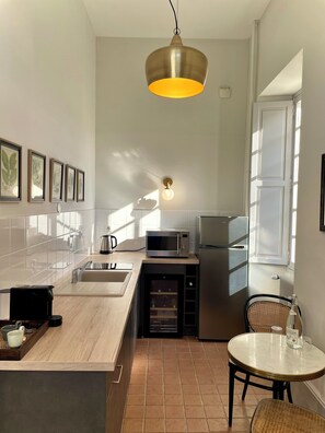 Deluxe Suite, Garden View | Private kitchen