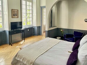 Deluxe Suite, Garden View | Iron/ironing board, free WiFi