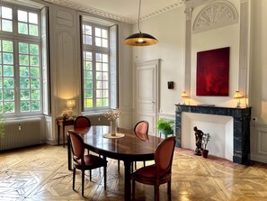 Deluxe Suite, Garden View | Dining room