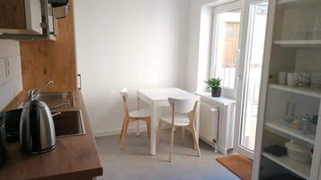 Køleskab, ovn, kogeplade, kaffe-/temaskine