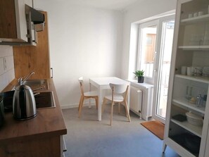 Fridge, oven, stovetop, coffee/tea maker