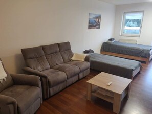 1 habitación, escritorio, tabla de planchar con plancha y wifi 