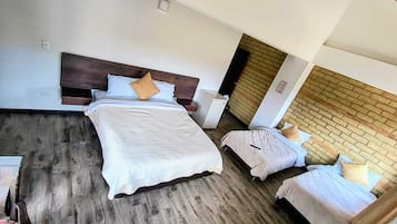 Quarto quádruplo, sacada, vista para a colina | Escrivaninha, espaço de trabalho para notebook, Wi-Fi de cortesia