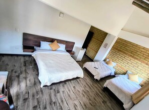 Kamar Quadruple, balkon, pemandangan bukit | Meja kerja, ruang kerja ramah laptop, dan Wi-Fi gratis