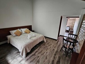 Kamar Double | Meja kerja, ruang kerja ramah laptop, dan Wi-Fi gratis