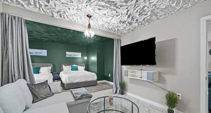 NEW! King Bed, Mins to Dwntwn, Living Room Suite, Lrg Groups