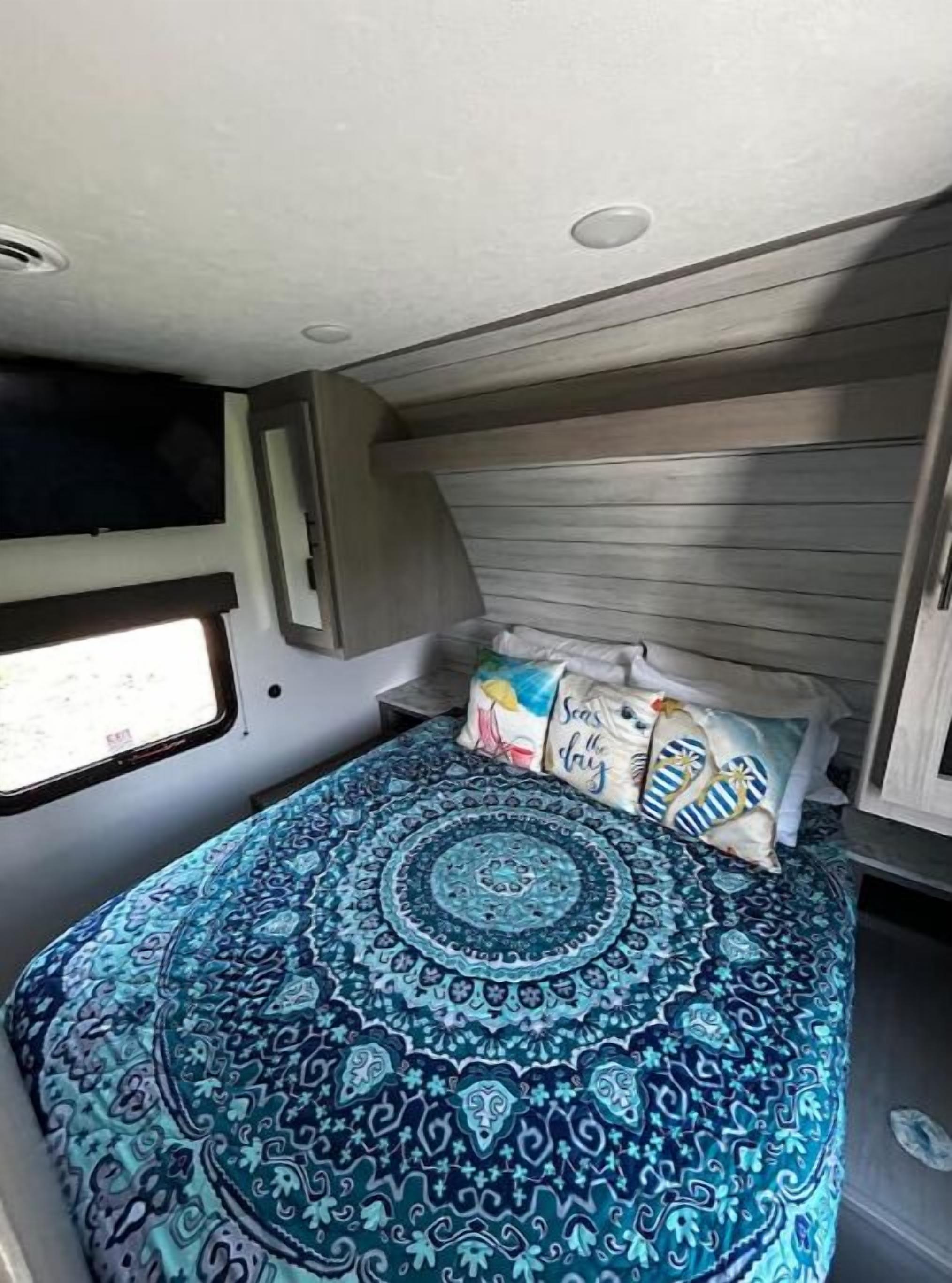 5 bedrooms, bed sheets