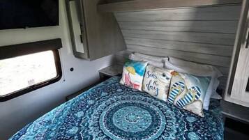 5 bedrooms, bed sheets