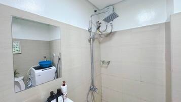 Regadera, secadora de cabello, bidet, toallas