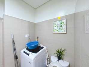 Bruser, hårtørrer, bidet, håndklæder