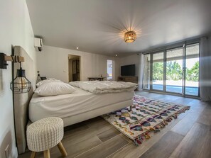 5 chambres, fer et planche à repasser, Wi-Fi, draps fournis