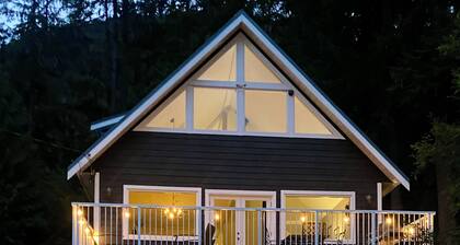 The Fog + Fir Retreat - Family Friendly Cabin With Mountain Views