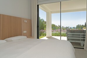 2 bedrooms, in-room safe, iron/ironing board, free WiFi