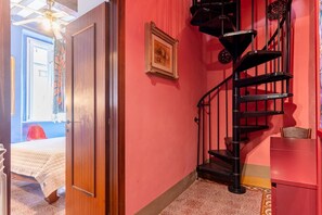 1 chambre, bureau, fer et planche à repasser