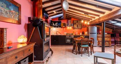 Elegant apartment of about 80 square meters and structured on two levels, perfect for a stay of two people, located on the second floor of a building without a lift.The property is located in the heart of Livorno, a few steps from Piazza Cavallotti, home