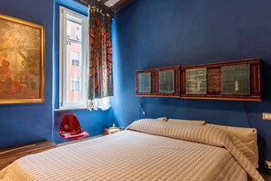 1 habitación, escritorio y tabla de planchar con plancha 