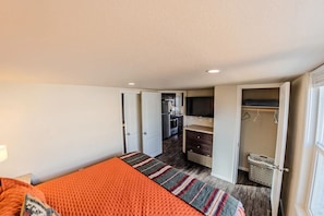2 bedrooms, desk, travel cot, free WiFi