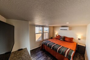 1 bedroom, desk, travel cot, free WiFi