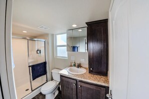 Douche, séchoir à cheveux, serviettes fournies