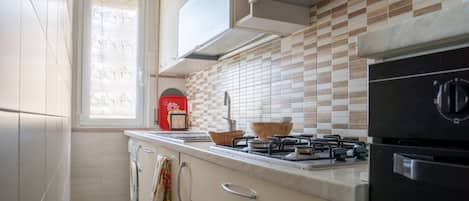 Een microgolfoven, een ijsmachine