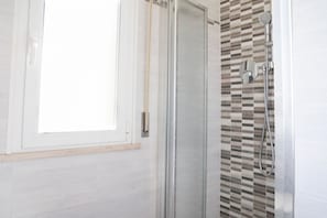Dusche, Bidet, Handtücher