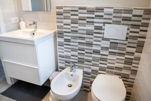 Shower, bidet, towels