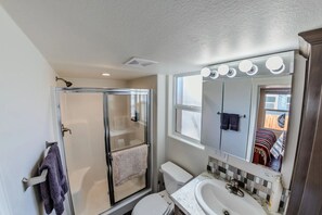 Een douche, een haardroger, handdoeken