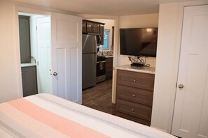 Desk, travel crib, WiFi, bed sheets