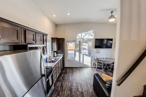 Fridge, microwave, oven, stovetop - Mill Creek Falls Cabin #02 (Moab)