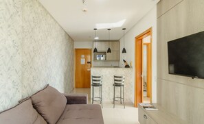 基础公寓 | 客厅 | 32-英寸智能电视（配备数码频道）