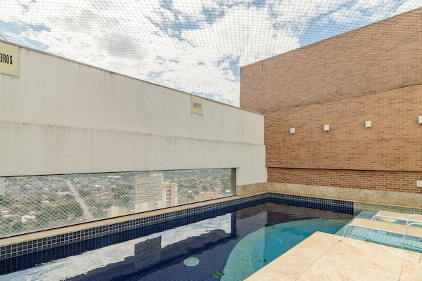 Una piscina al aire libre