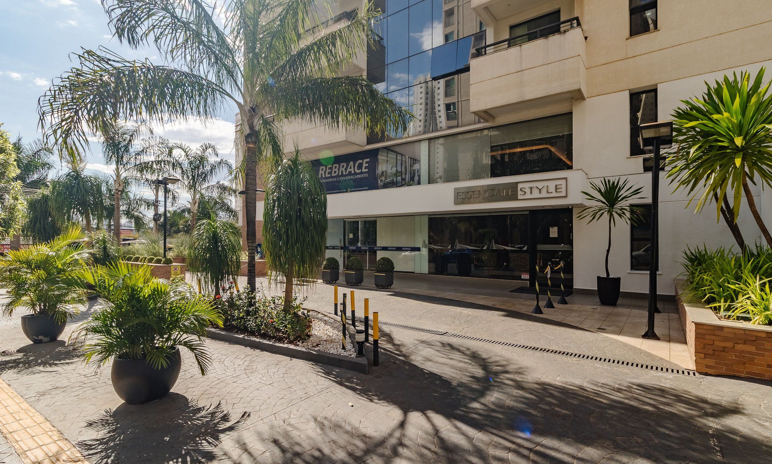 Un edificio moderno con escaparate que muestra los rótulos 
