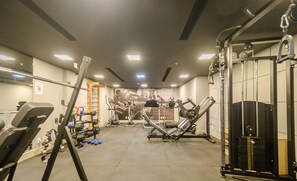 A gym with various exercise equipment, including treadmills, weight machines, and free weights. - Apartment Next to Flamboyant Shopping Mall - ESS (Goiânia)