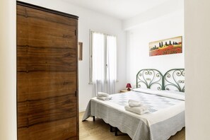 2 slaapkamers, een strijkplank/strijkijzer, reisbedje