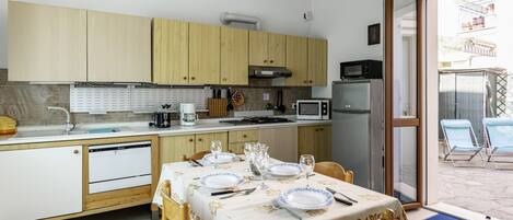 Refrigerador, microondas, horno y lavavajillas