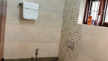 Suihku, pyyhkeet, saippua, vessapaperi