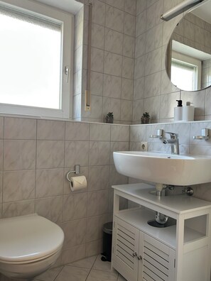 Dusj, hårføner, håndklær og såpe