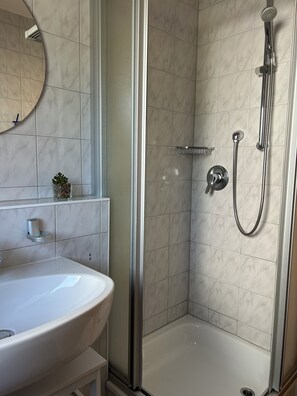 Dusche, Haartrockner, Handtücher, Seife
